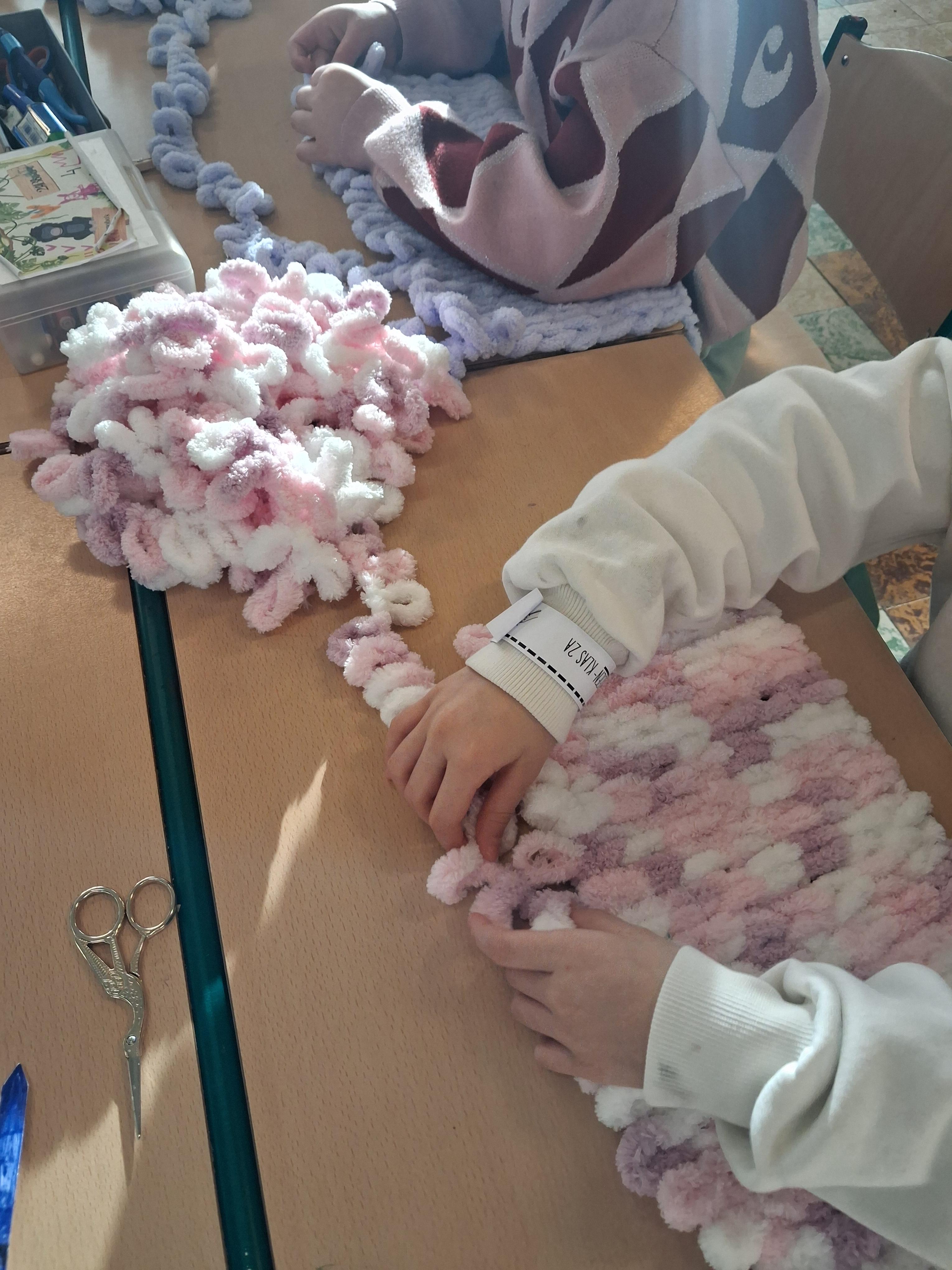 DIY Pakket kids: Maak zelf een zacht mini snoezeldekentje of sjaal – gewoon met je handen! - Foto
