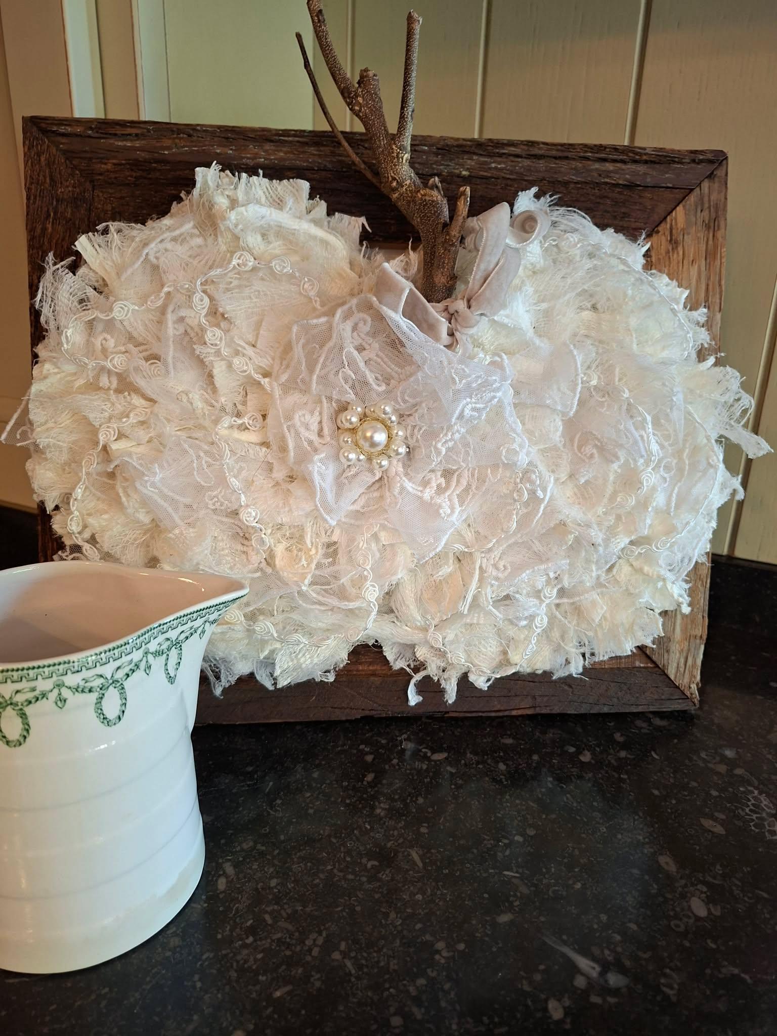 Textielkunst: herfstpompoen op kader creëren - Foto