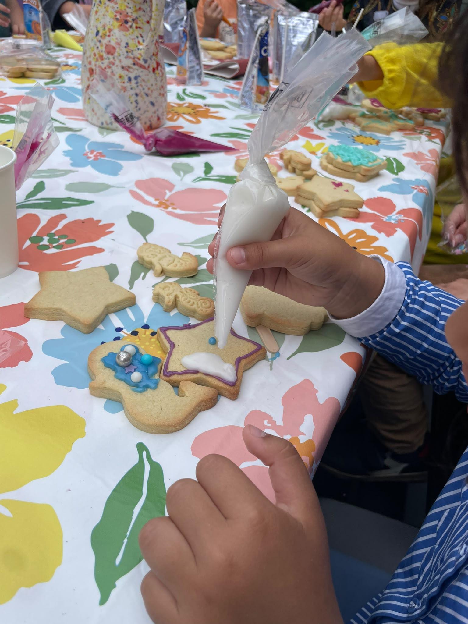 Creatieve workshop koekjes versieren in zomerthema - Foto