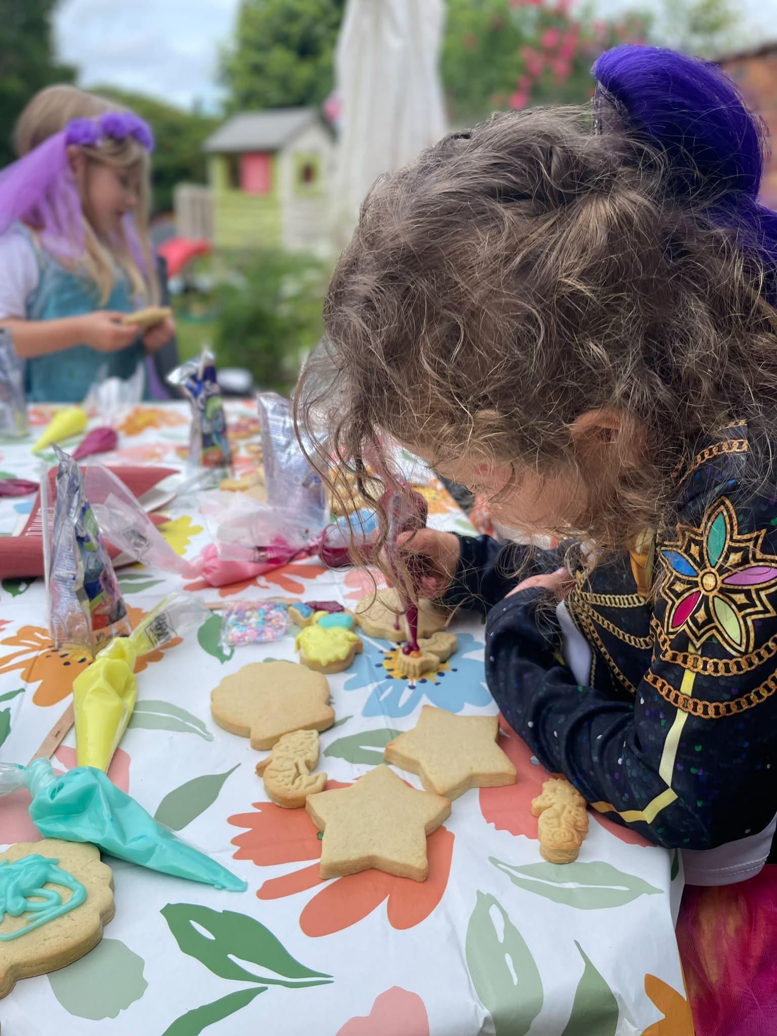 Creatieve workshop koekjes versieren in zomerthema - Foto
