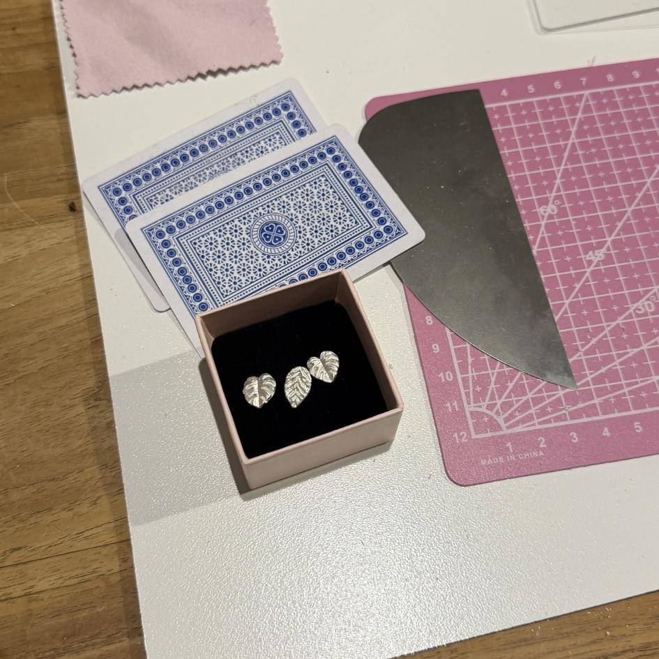 Oorbellen, een hangertje of bedeltjes maken / zilverklei workshop in Groningen - Foto