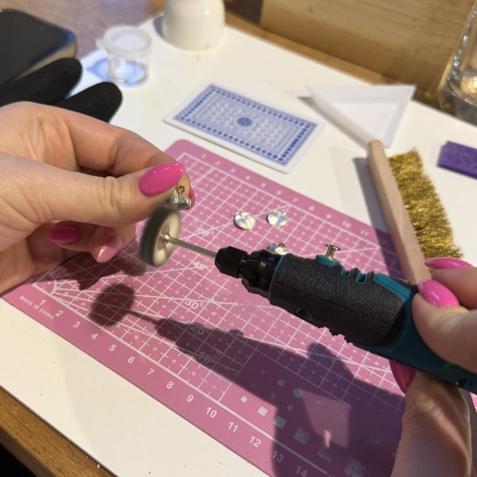 Zilveren hanger maken met vingerafdruk en steen - Foto