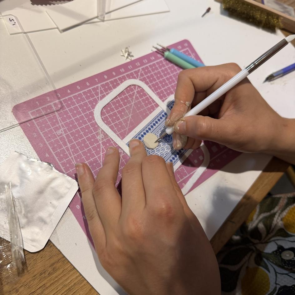 Zilveren hanger maken met vingerafdruk en steen - Foto