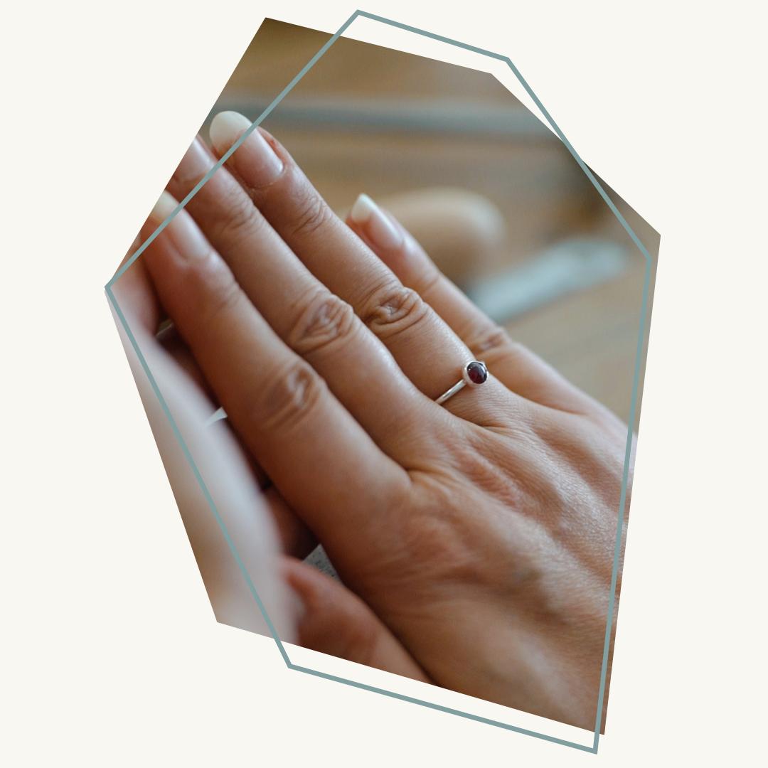 Zilveren ring met geboortesteen - Foto