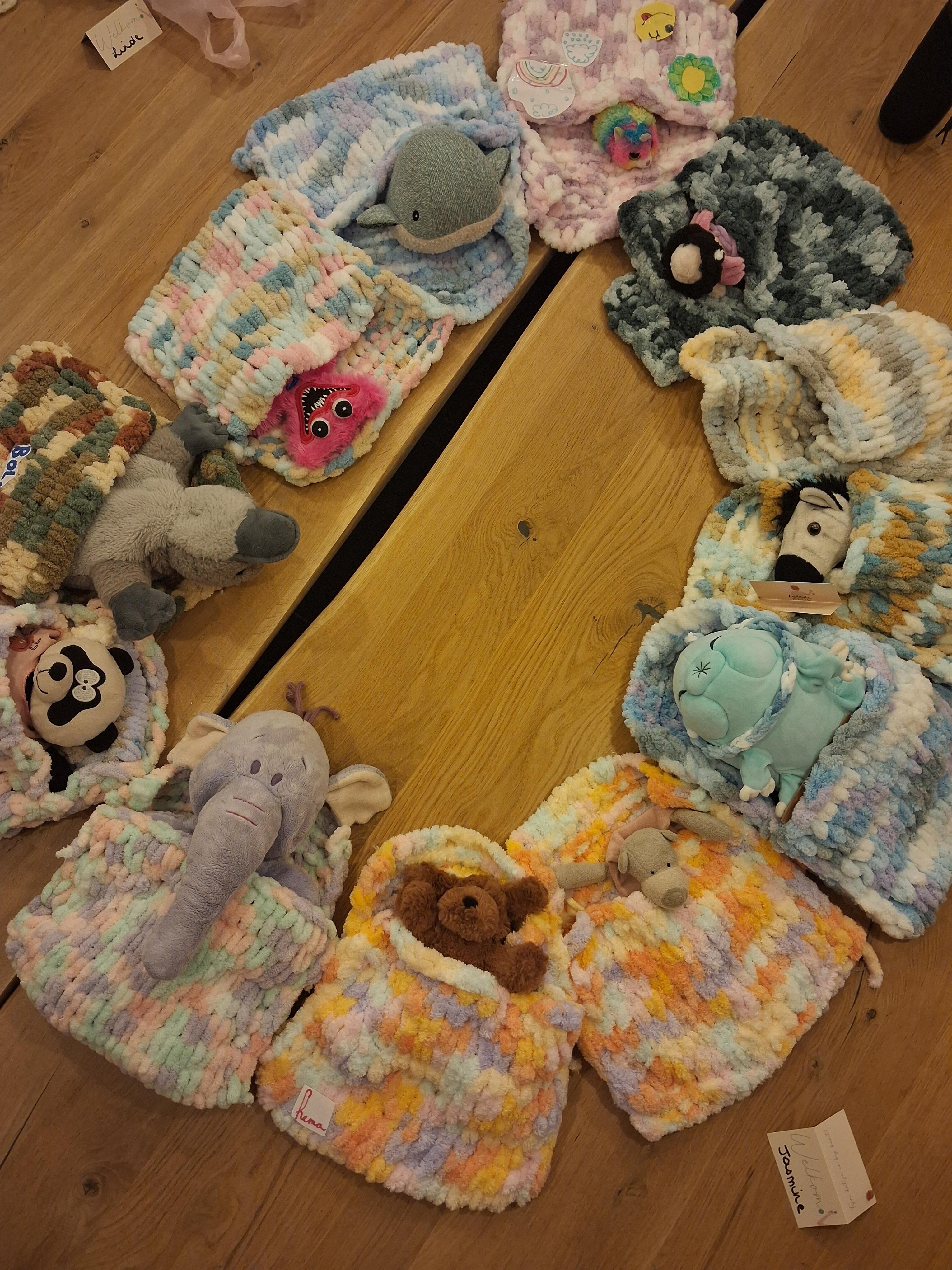 DIY Pakket kids: Maak zelf een zacht slaapzakje voor je knuffel of pop – gewoon met je handen! - Foto