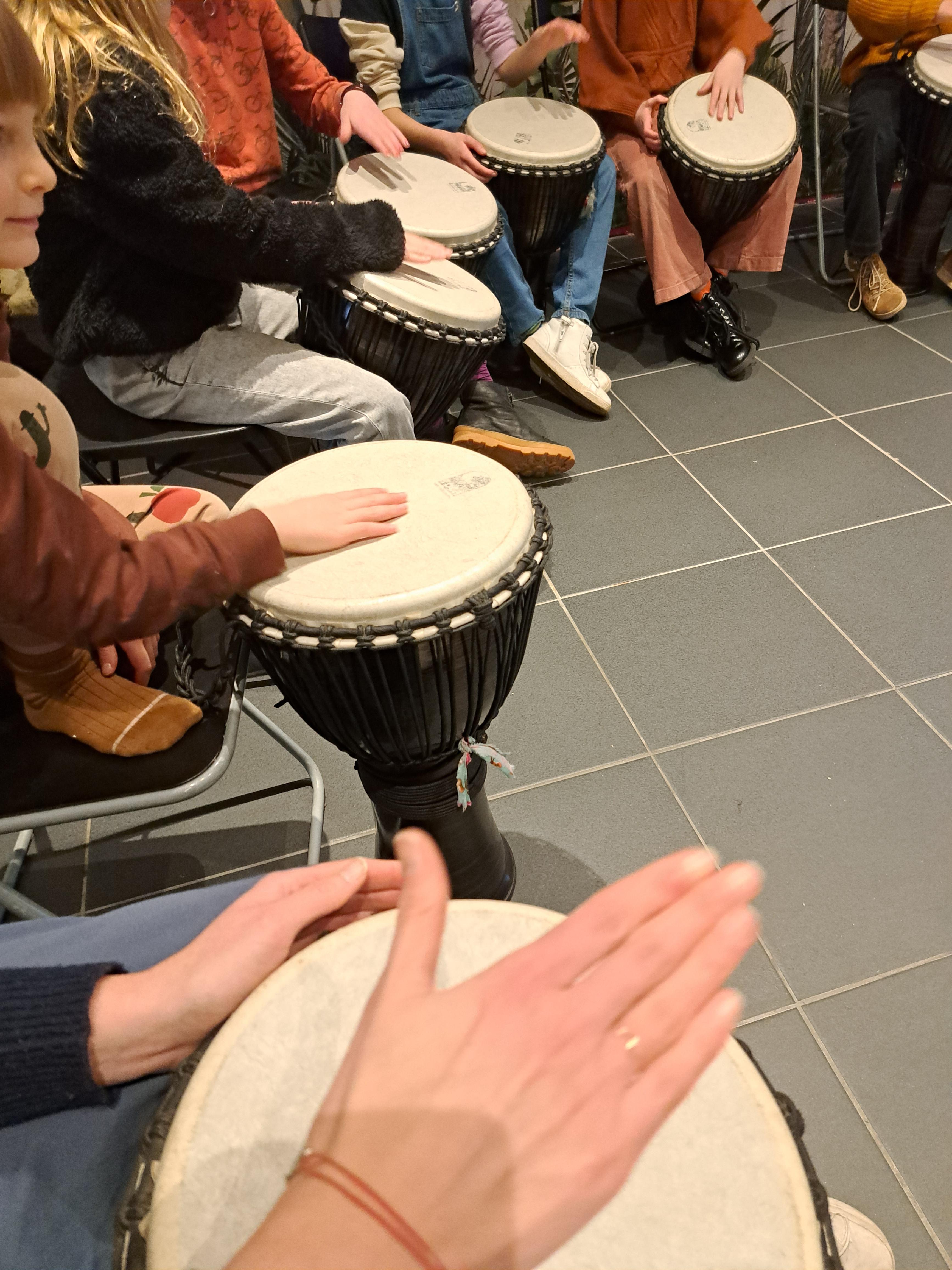 Afrikaanse percussie op djembé - Foto