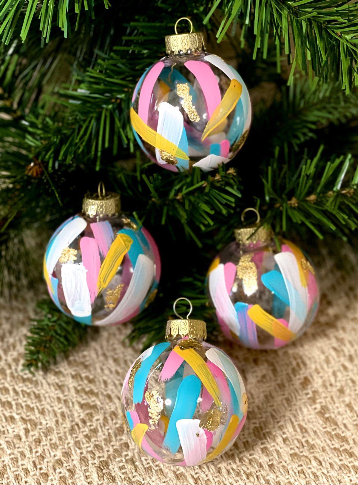Gepersonaliseerde glazen kerstballen schilderen - Baubles & bubbles - Foto