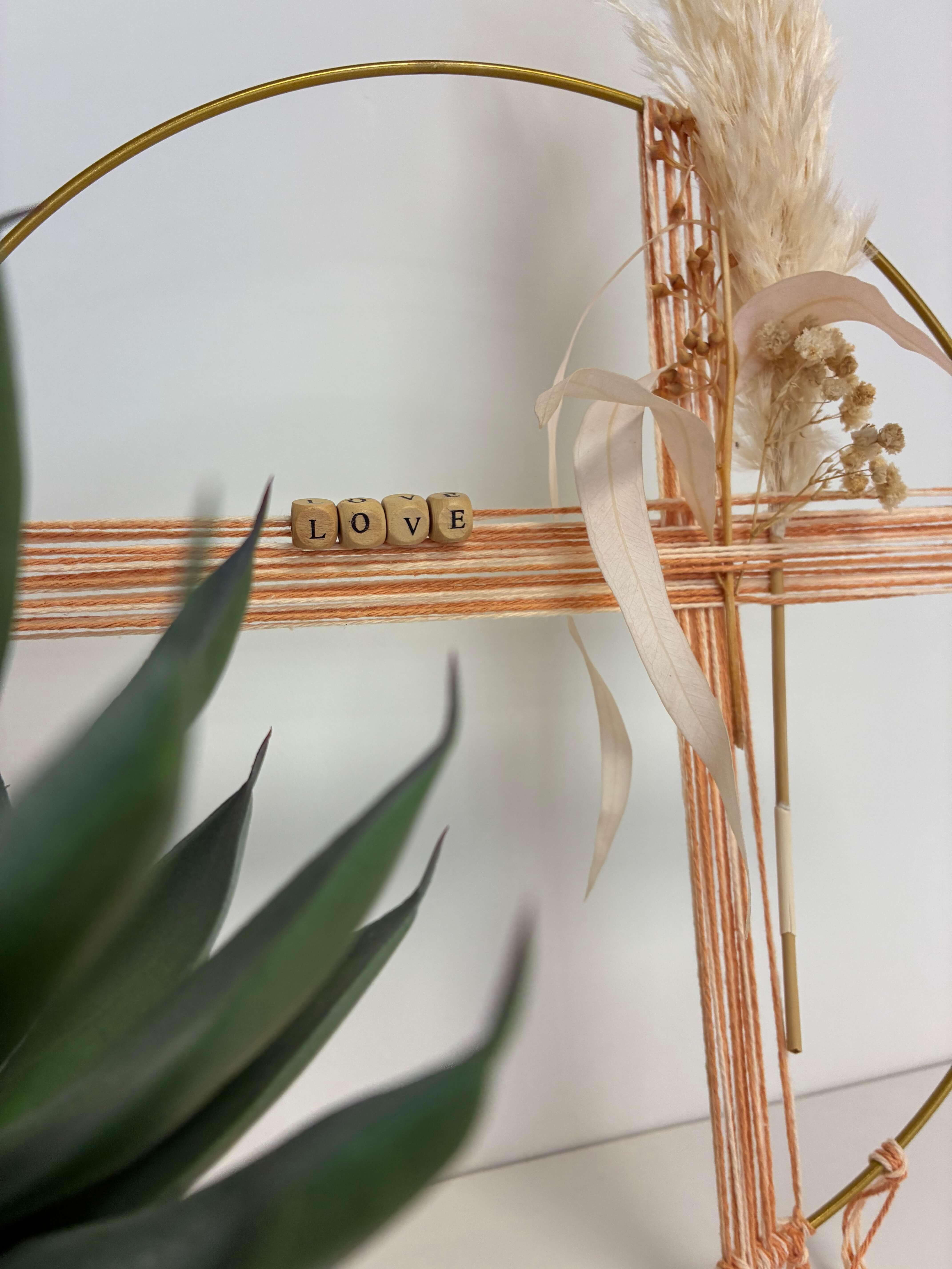 Bachelorette party: touw -en bloemencirkel met quote & sip - Foto