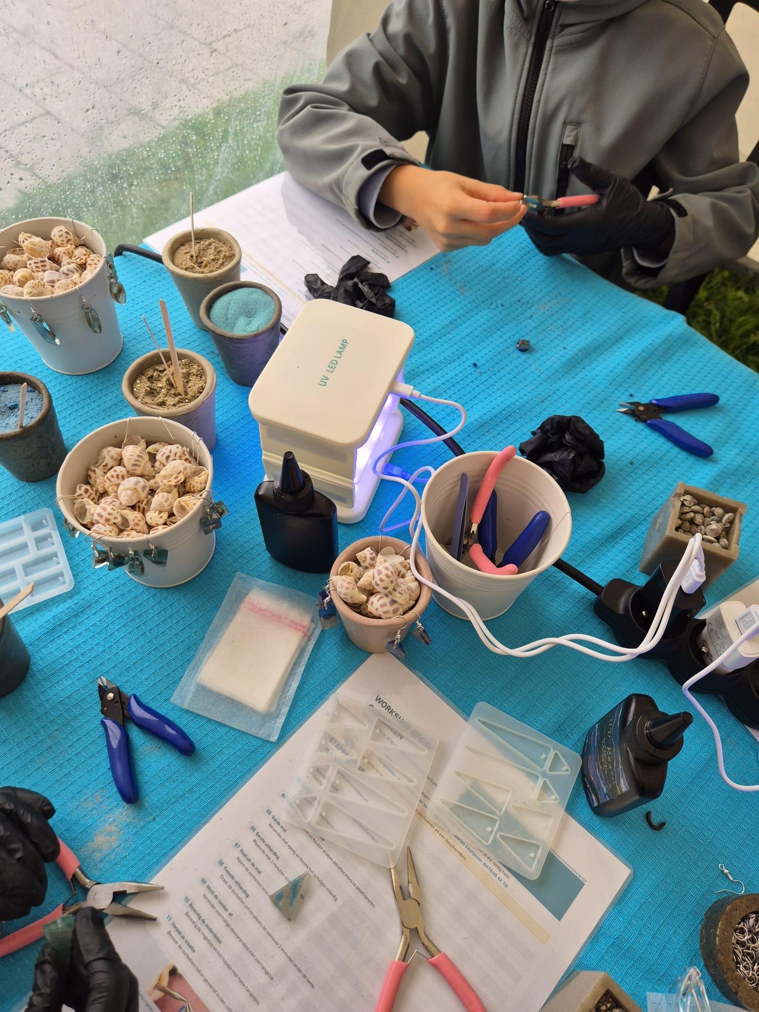 UV Resin sieraden maken inloopworkshop - Foto