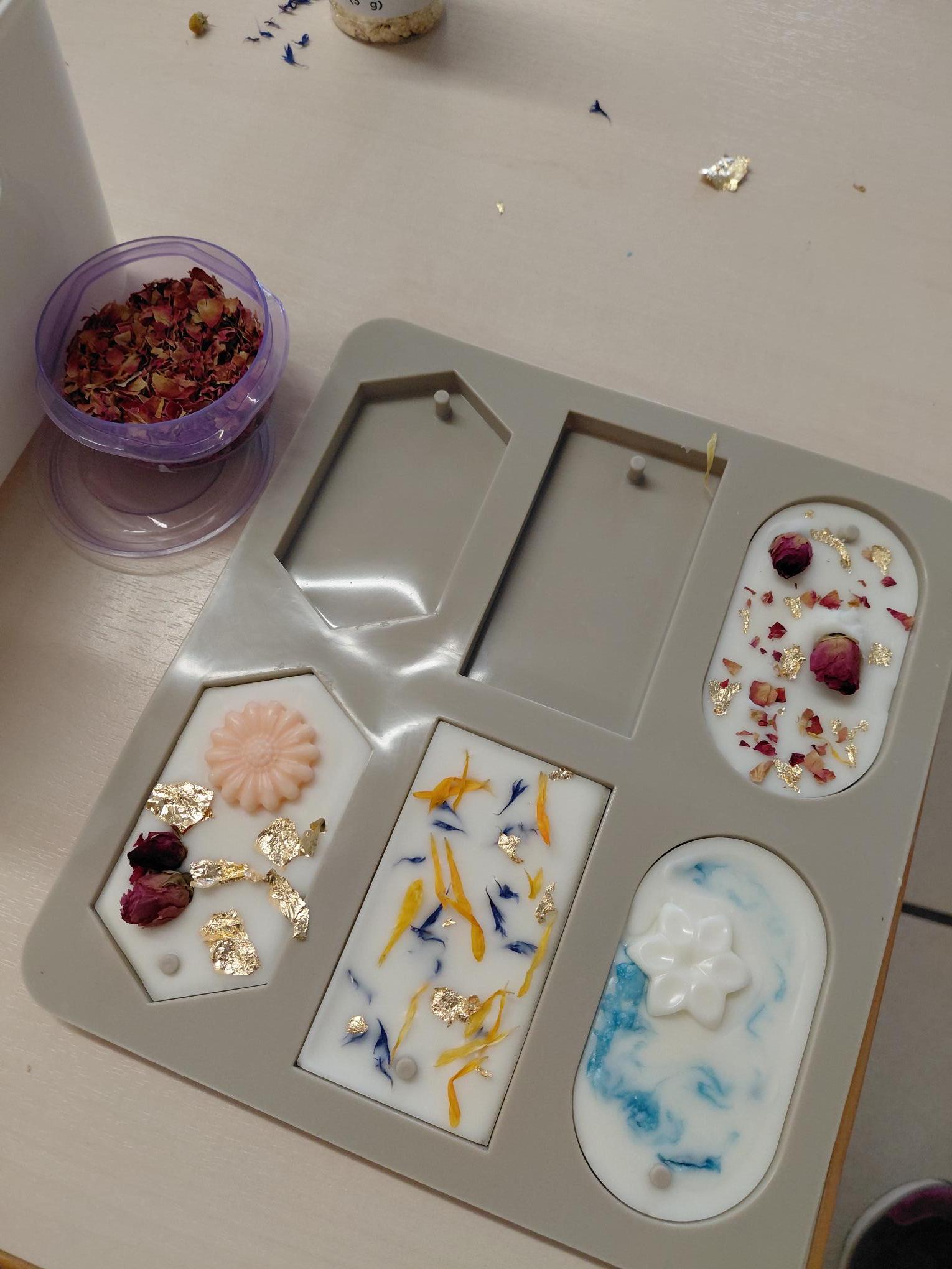 Geurhangers maken met sojawas (ouder-kind) - Foto