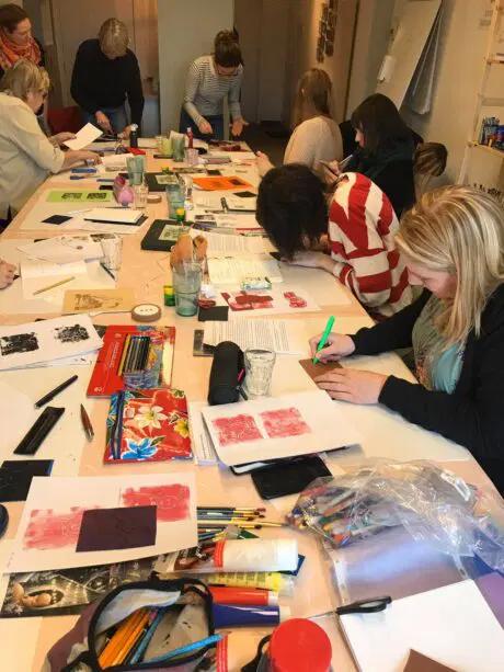 Workshop ‘gekke kerstbomen’ kerstkaartjes illustreren - Foto