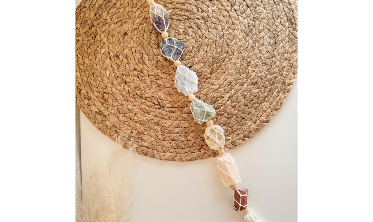 Maak je eigen chakra hanger met edelstenen - Foto