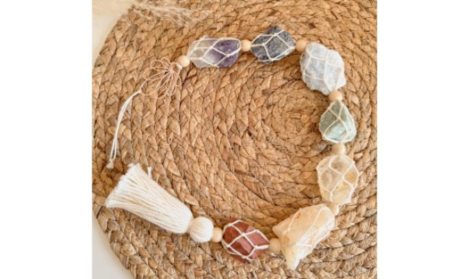 Maak je eigen chakra hanger met edelstenen