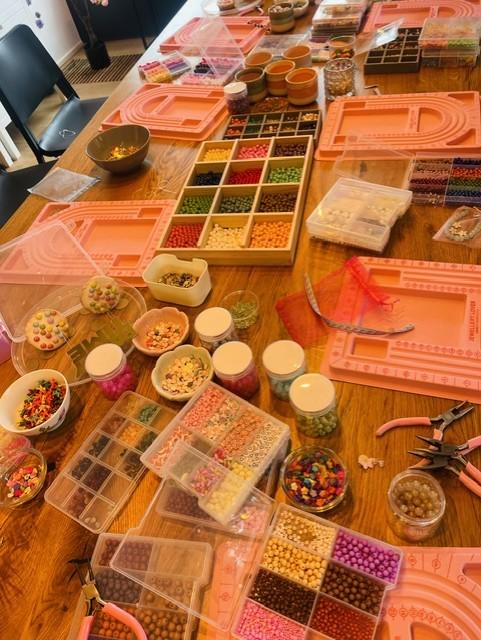 Kinderfeestje sieraden maken - Foto