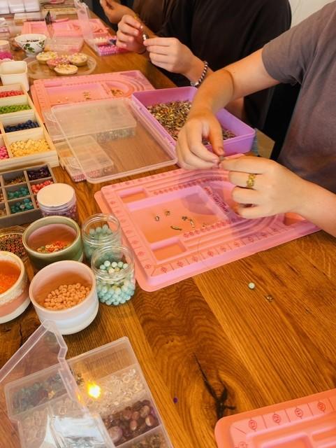 Kinderfeestje sieraden maken - Foto