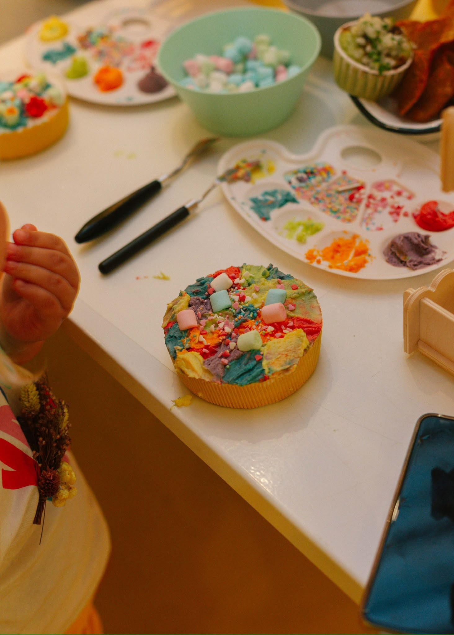 Creatieve workshop bento cakes beschilderen met botercrème - Foto