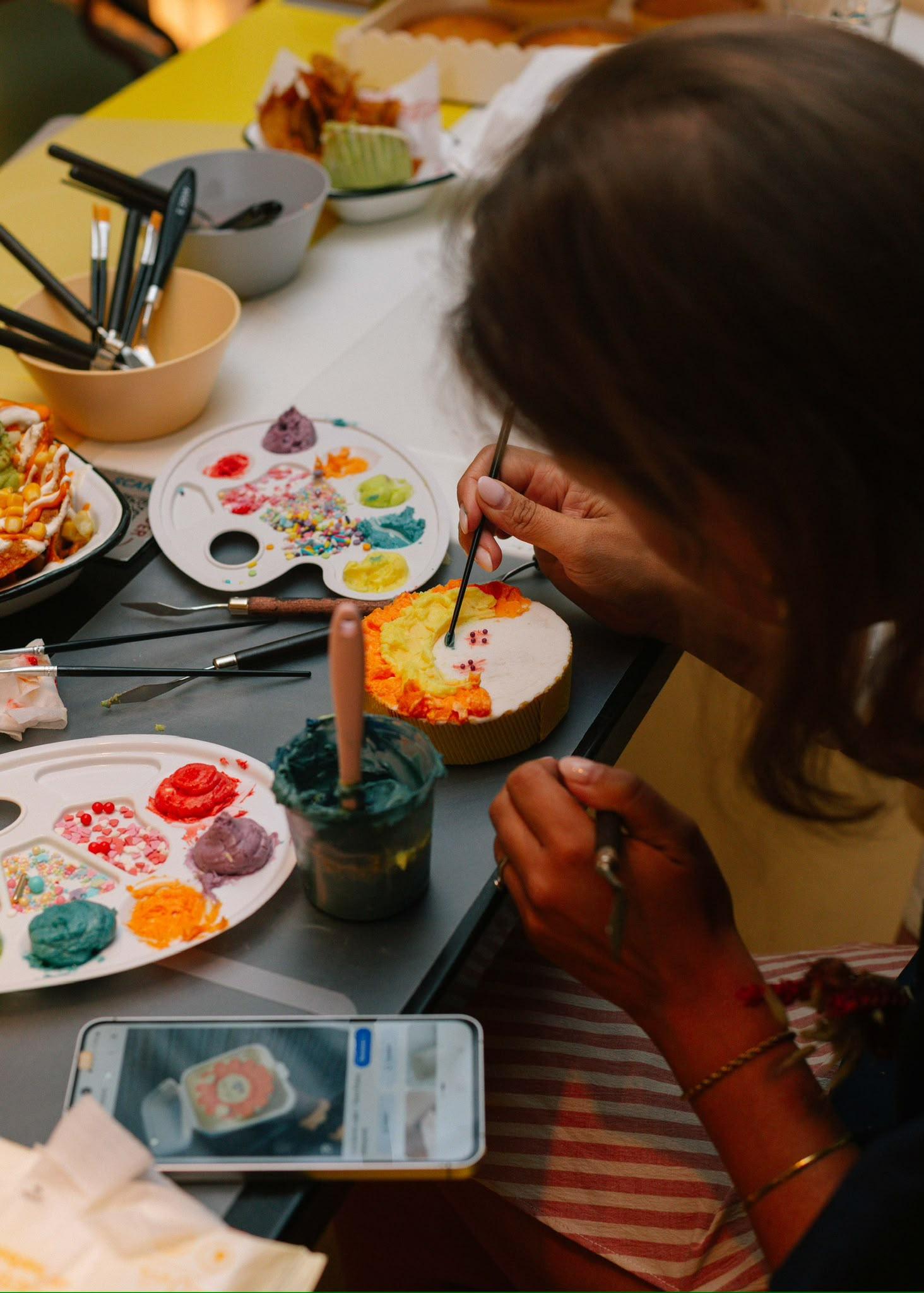Creatieve workshop bento cakes beschilderen met botercrème - Foto
