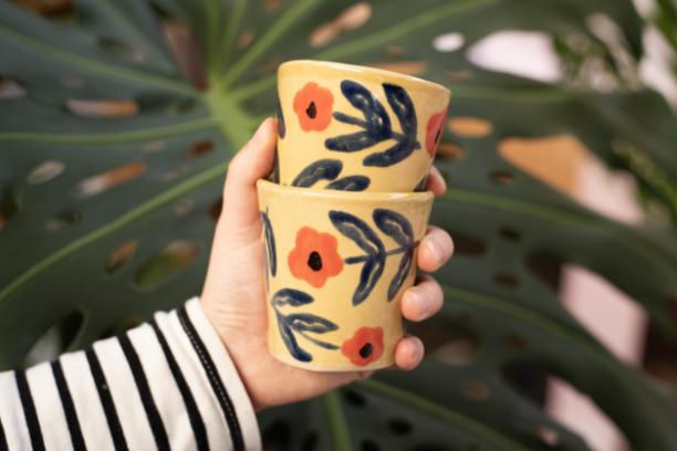 Koffiekopjes glazuren met vrienden of collega's