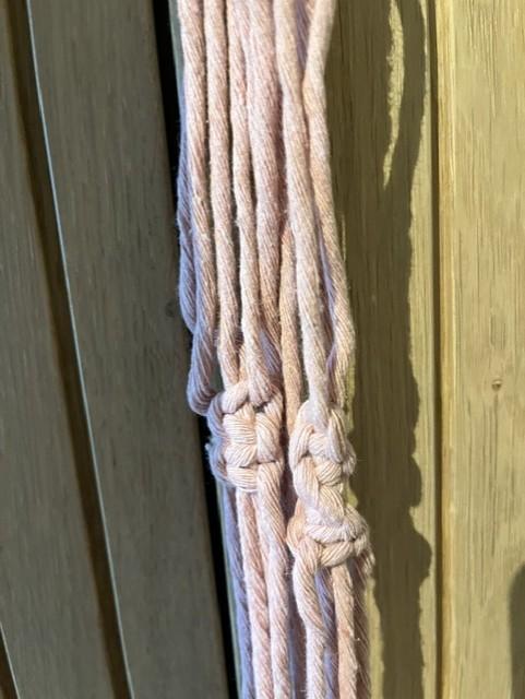 Plantenhanger maken in macramé - Foto