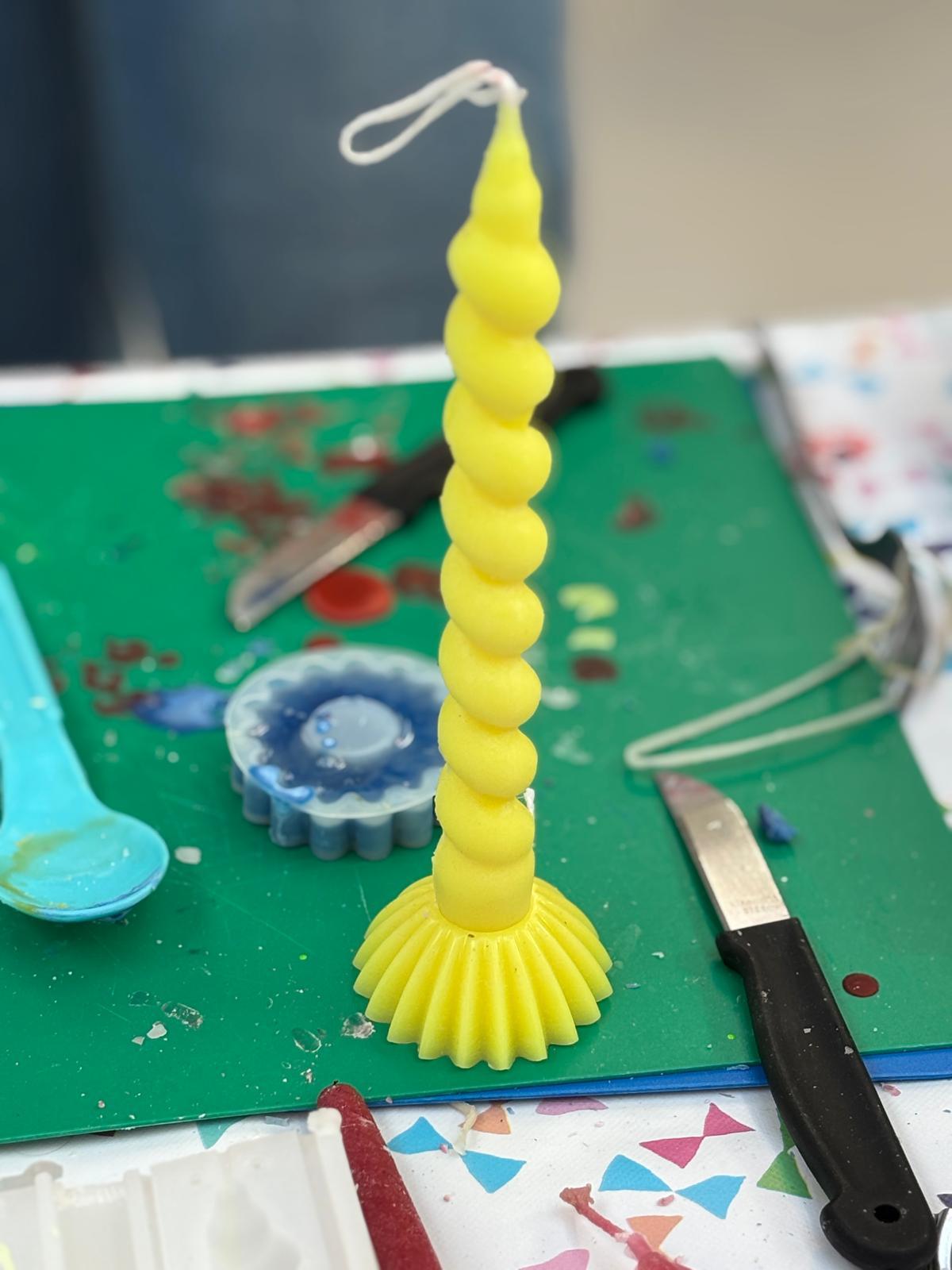 Kaarsen maken en houder boetseren met je groep - Foto