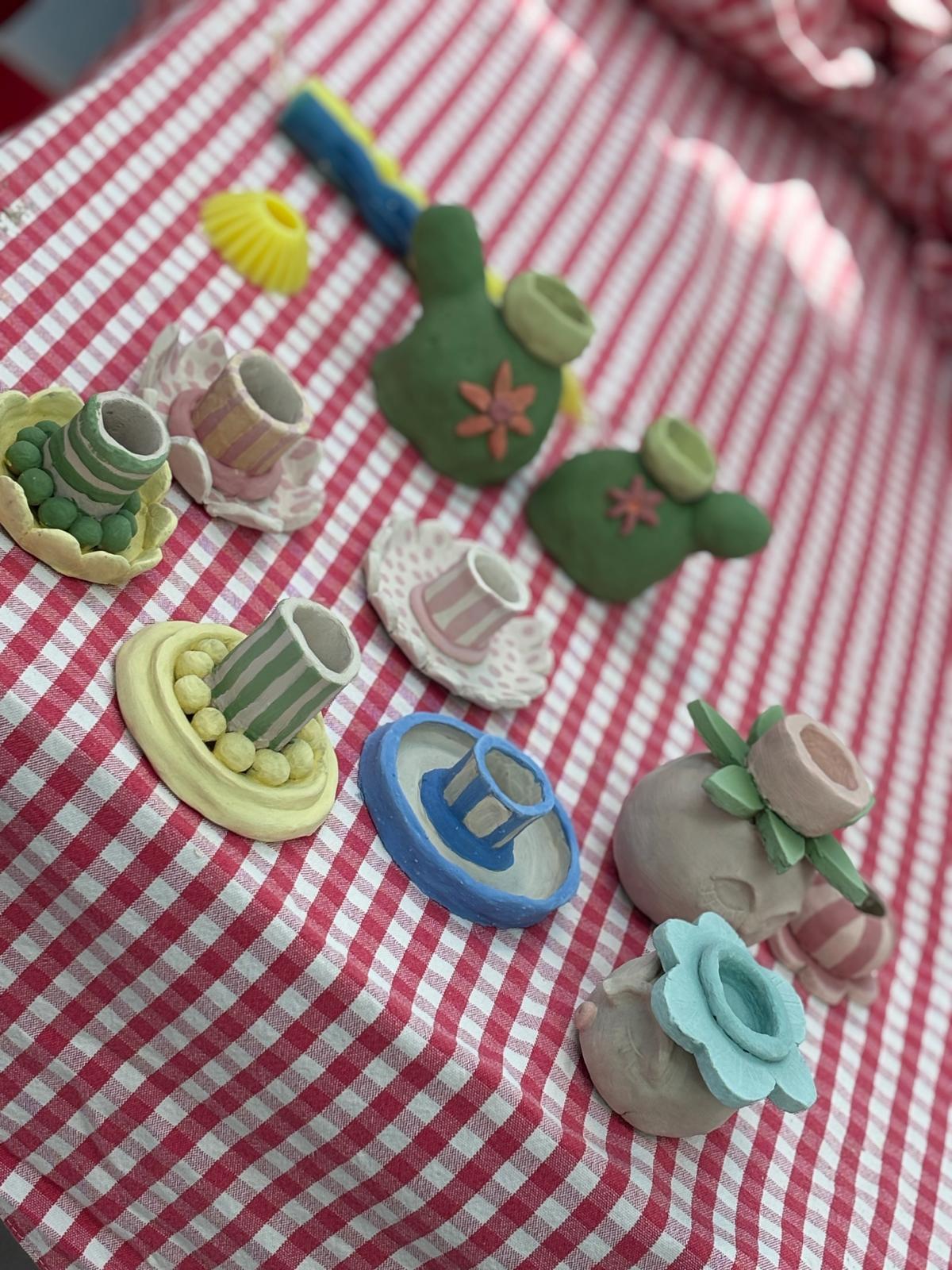 Kaarsen maken en houder boetseren met je groep - Foto