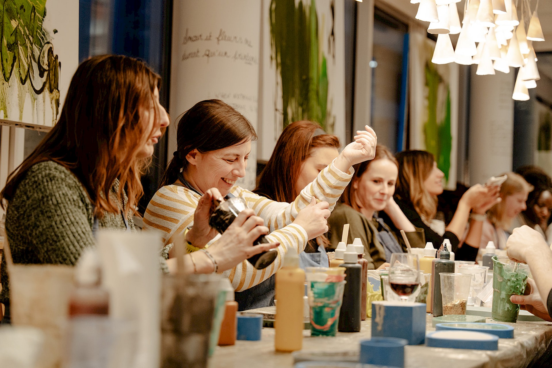 Deelnemers aan een creatieve workshop van Spot Workshops